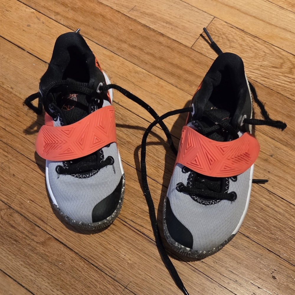 Nike Kyrie Flytrap III SE Kids Sneakers. Gray and Black With Orange Velcro Strap